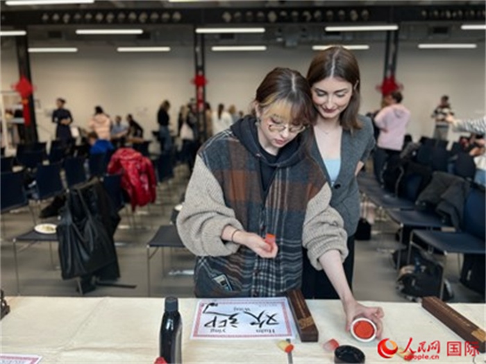 學(xué)生現(xiàn)場體驗(yàn)中國書法。人民網(wǎng)記者 禹麗敏攝