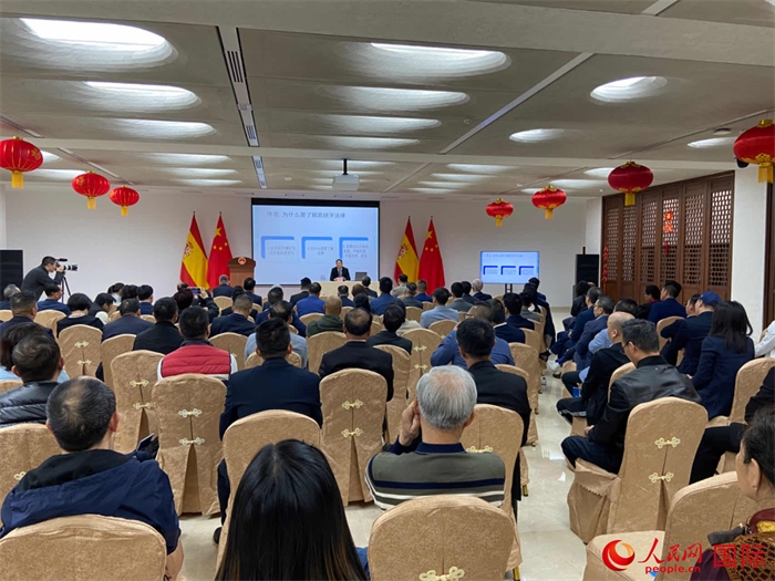 季奕鴻律師主講法律知識(shí)。人民網(wǎng)記者 范劍青攝
