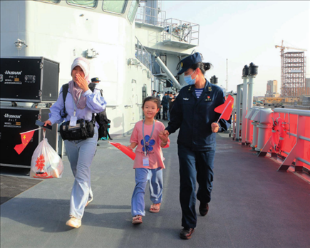 海軍軍艦赴蘇丹緊急撤離我在蘇丹人員。圖為海軍官兵帶領(lǐng)同胞登艦（2023年4月26日攝）。丁家興攝