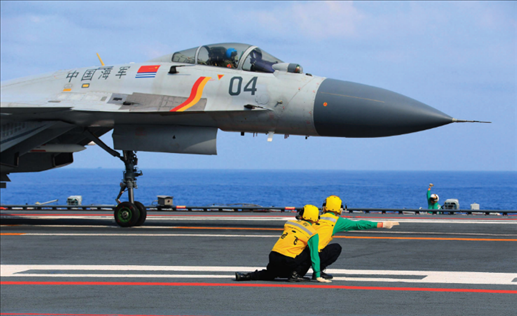 遼寧艦起飛助理作出放飛手勢(shì)，殲-15艦載戰(zhàn)斗機(jī)起飛（2020年4月攝）。張凱攝