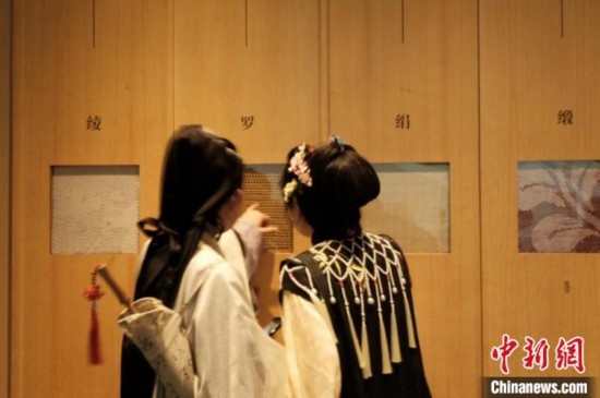 身著漢服的年輕人在中國(guó)絲綢博物館里看展。毛瑜 攝