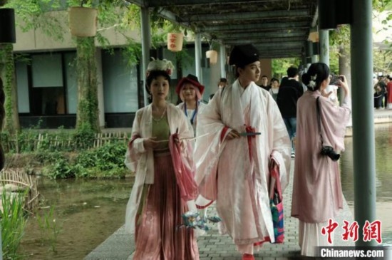 年輕人盛裝過(guò)“漢服節(jié)”。毛瑜 攝