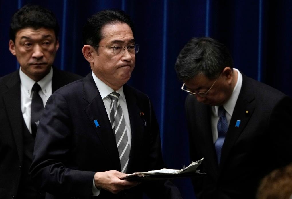 2023年12月13日，日本首相岸田文雄（中）在日本東京首相官邸召開記者會后走過時任內(nèi)閣官房長官松野博一（右）。新華社發(fā)（Pool圖片，弗蘭克·羅比雄攝）