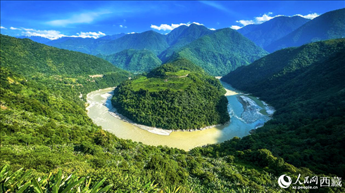 風(fēng)景秀麗、植被繁茂的西藏林芝市墨脫縣果果塘大拐彎。人民網(wǎng)記者 次仁羅布攝