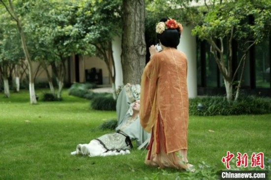 漢服愛(ài)好者在中國(guó)絲綢博物館里拍攝照片。毛瑜 攝