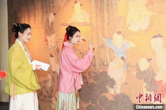 身穿漢服的年輕人參與體驗(yàn)活動(dòng)。中國(guó)絲綢博物館 供圖
