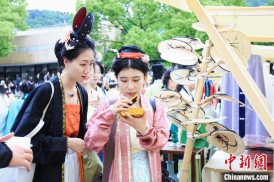 漢服愛(ài)好者逛集市。中國(guó)絲綢博物館 供圖