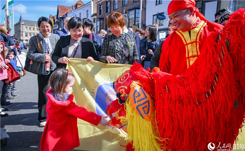 圖為斯特拉福德市舉辦的慶祝莎士比亞誕辰460周年巡游活動(dòng)現(xiàn)場(chǎng)。人民網(wǎng) 郭錦標(biāo)攝