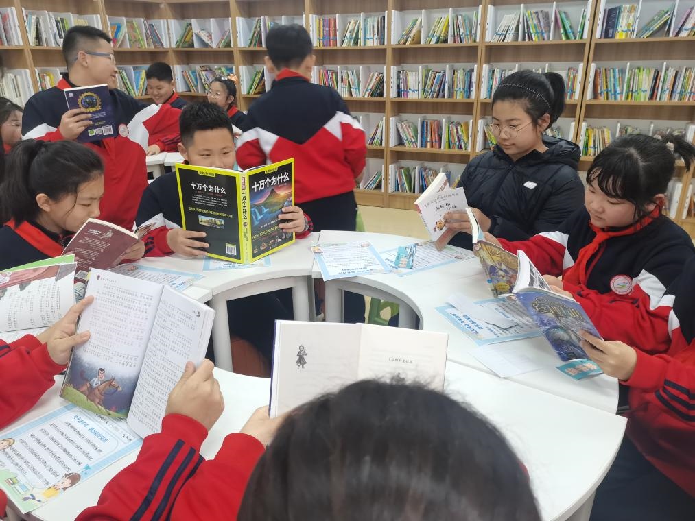 3月28日，遼寧省沈陽(yáng)市鐵西區(qū)重工街第一小學(xué)的同學(xué)們?cè)谥腔蹐D書借閱室里專注閱讀。（沈陽(yáng)市鐵西區(qū)委宣傳部供圖）