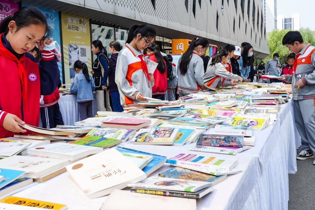 4月20日，山東省濟(jì)南市第十四屆“書香泉城”全民閱讀節(jié)在濟(jì)南市圖書館啟動(dòng)，小學(xué)生在閱讀節(jié)上參與換書活動(dòng)。新華社記者 朱崢 攝