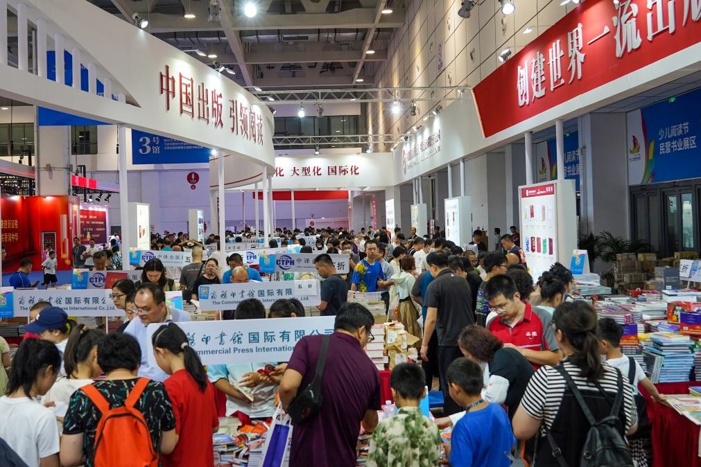 2023年7月31日，在第31屆全國(guó)圖書交易博覽會(huì)上，讀者在閱覽選購(gòu)新書。新華社記者 朱崢 攝