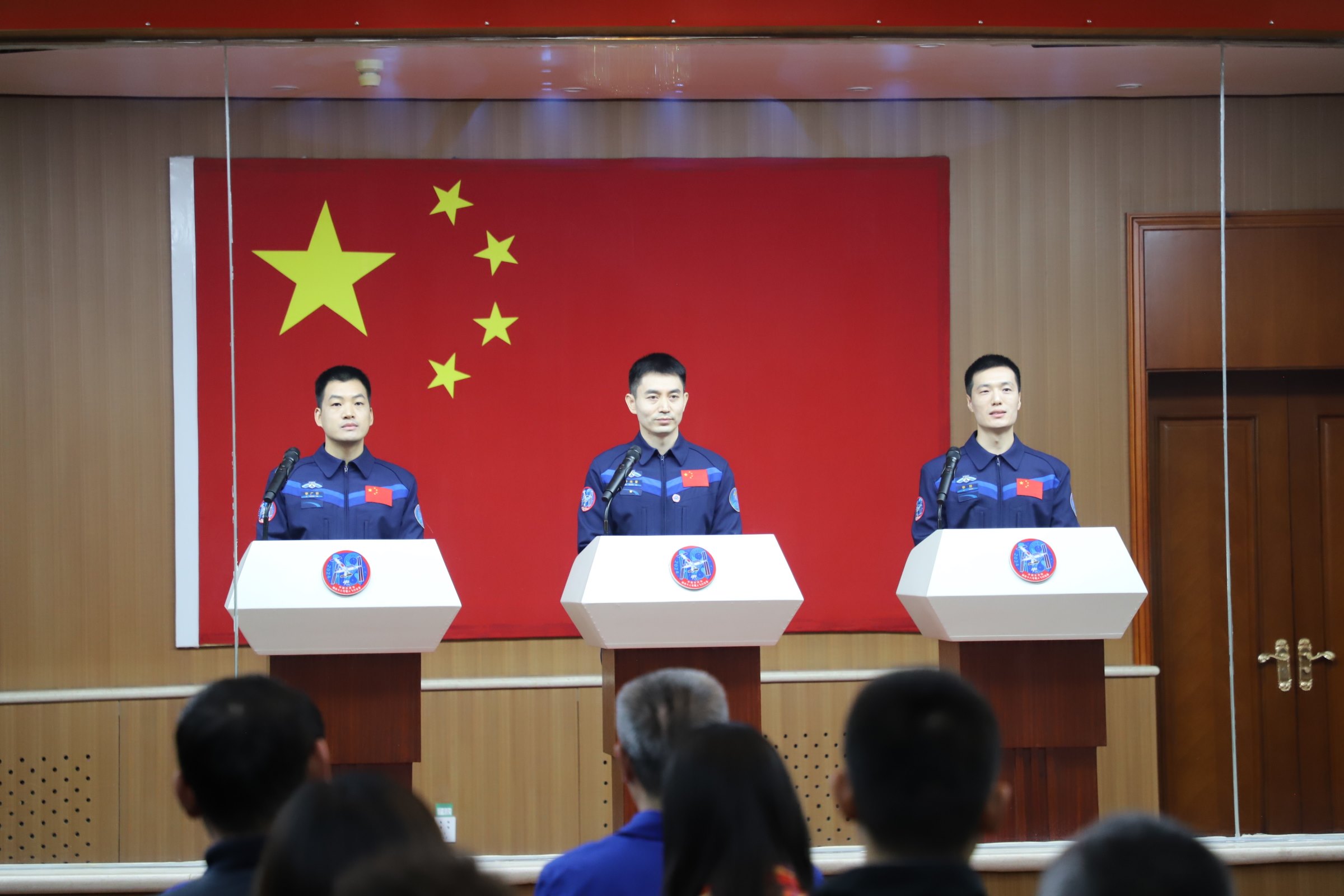 神舟十八號航天員與中外媒體記者集體見面。人民網(wǎng)記者 黃帆攝