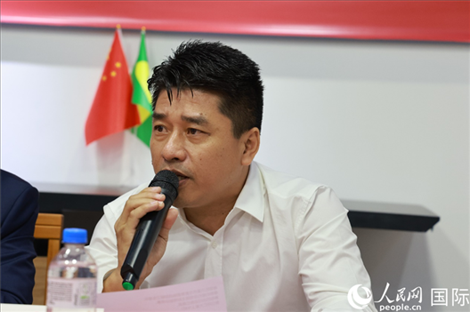 巴西中國(guó)浙江商會(huì)會(huì)長(zhǎng)鄭俠茂在座談會(huì)上致辭。人民網(wǎng)記者 陳海琪攝
