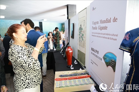 巴西民眾在活動現(xiàn)場在四川非遺前駐足觀看。人民網(wǎng)記者 陳海琪攝