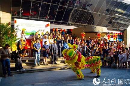 巴西民眾在里約天文館前觀看舞獅表演。四川省文化和旅游廳供圖。
