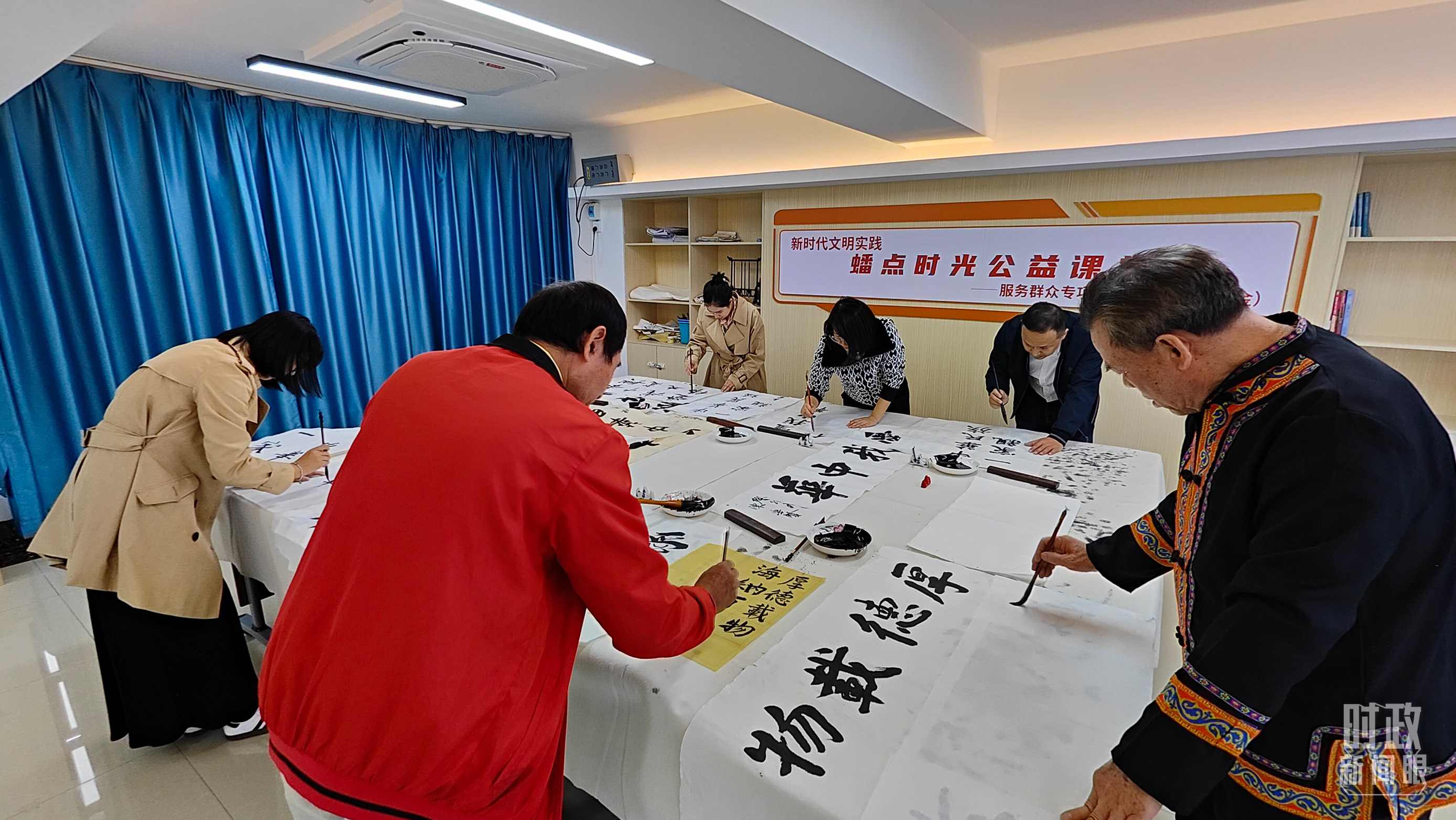 △廣西南寧市多民族社區(qū)——盤龍社區(qū)居民練習(xí)書法。（總臺(tái)央視記者楊立峰拍攝）