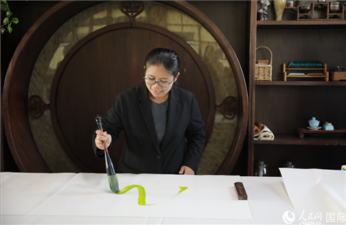 緬甸駐華大使館副館長、公使銜參贊杜欣瑪泰參加《五百筆·瀾湄合作》集體藝術(shù)創(chuàng)作。人民網(wǎng)王婧攝