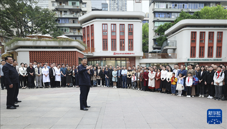 4月22日至24日，中共中央總書記、國家主席、中央軍委主席習近平在重慶考察。這是22日下午，習近平在九龍坡區(qū)謝家灣街道民主村社區(qū)考察時，同社區(qū)居民親切交流。新華社記者 鞠鵬 攝