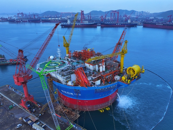 亞洲首艘圓筒型FPSO“?？惶?hào)”建造完工。韓慶攝