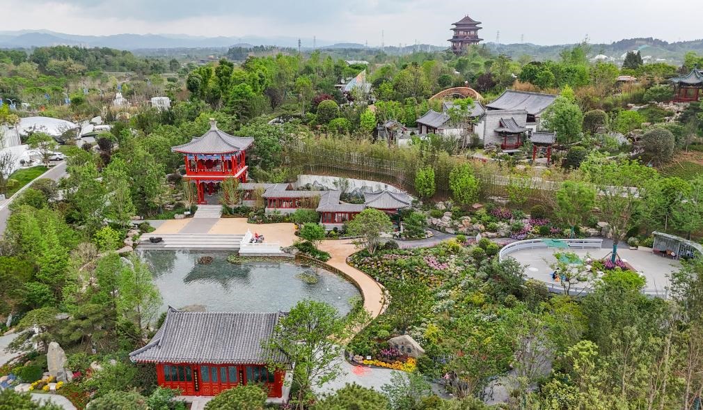這是2024年4月22日拍攝的成都世園會(huì)主會(huì)場(chǎng)北京園（無(wú)人機(jī)照片）。新華社記者 王曦 攝