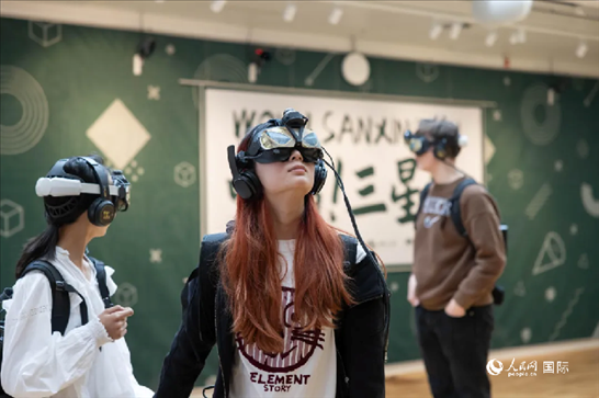 體驗三星堆VR文化。中國駐瑞典大使館供圖