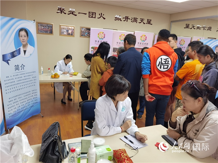 中醫(yī)專家為當(dāng)?shù)厝A僑華人提供中醫(yī)咨詢和診療服務(wù)。 （本報記者 楊謳 攝）