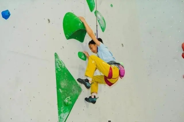 2024年4月16日，全國(guó)青少年攀巖公開賽江山站舉行，選手在比賽中。中國(guó)登山協(xié)會(huì)供圖