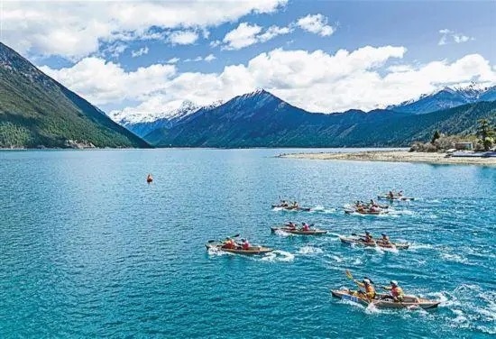 2024年4月20日，2024年巴松措國(guó)際漂流公開賽的選手在比賽中。 新華社記者 孫非攝