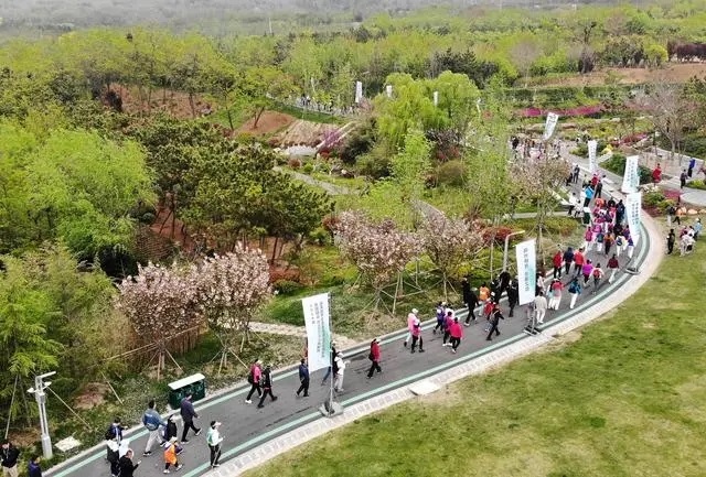 4月27日，登山愛好者在浮山森林公園參加登山健身活動(dòng)（無人機(jī)照片）。新華社記者 李紫恒攝