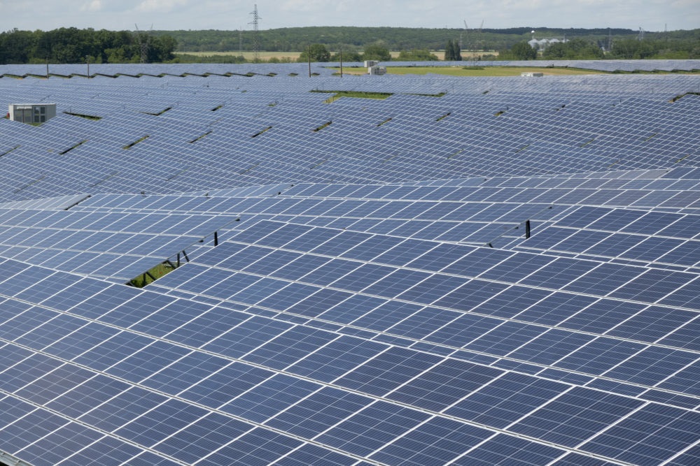 這是2021年5月27日在匈牙利考波什堡拍攝的100兆瓦光伏電站。當(dāng)日，由中國(guó)通用技術(shù)集團(tuán)所屬中國(guó)機(jī)械進(jìn)出口（集團(tuán)）有限公司投資興建的匈牙利考波什堡100兆瓦光伏電站項(xiàng)目在考波什堡市舉行投運(yùn)啟動(dòng)儀式。新華社發(fā)（弗爾季·奧蒂洛攝）