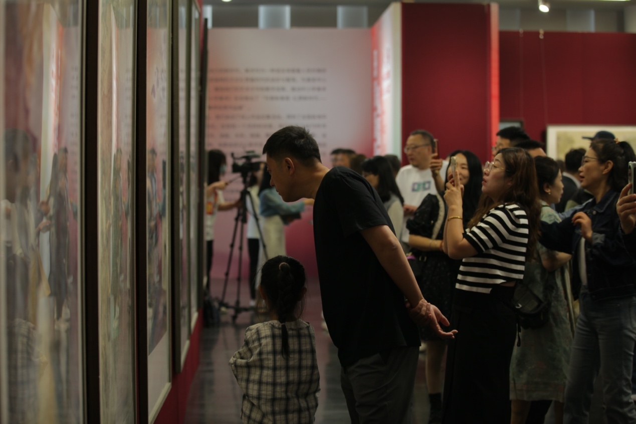 嘉賓及教研員、教師代表參觀展覽。主辦方供圖
