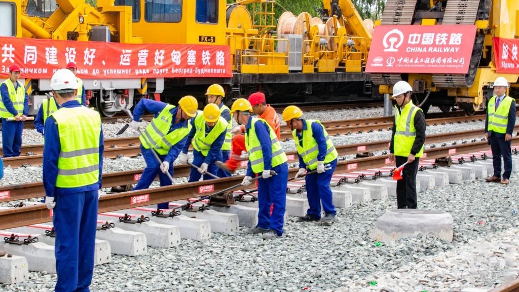 △2024年4月25日，在塞爾維亞北部城市巴奇卡托波拉，匈塞鐵路項目施工人員進行匈塞鐵路軌道合龍工作。
