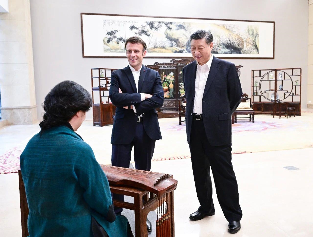 △2023年4月7日，習(xí)近平主席在廣東省廣州市松園同法國總統(tǒng)馬克龍舉行非正式會晤。這是兩國元首在白云廳欣賞古琴演奏。