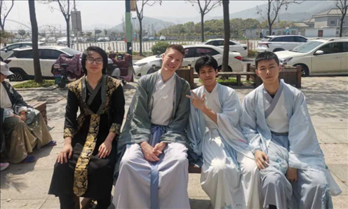 匈牙利學生與襄陽三十六中學生友好交流。