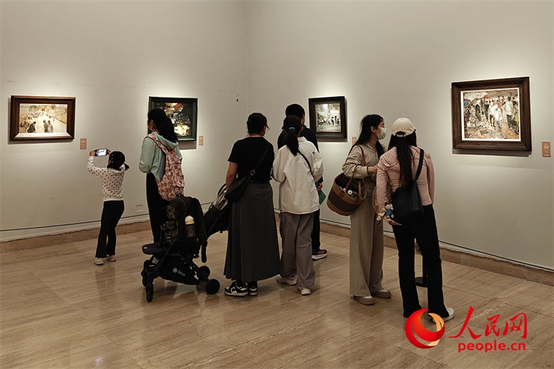 “五一”假期，游客在中國美術(shù)館參觀“大美勞動者——中國美術(shù)館藏勞動題材美術(shù)作品展（第二期）”。人民網(wǎng)記者 韋衍行攝