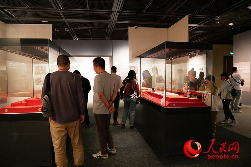 “五一”假期，游客在首都博物館參觀展覽。人民網(wǎng)記者 韋衍行攝