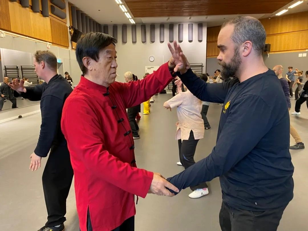 陳正雷老師親自示范指導(dǎo)。斯德哥爾摩中國(guó)文化中心供圖