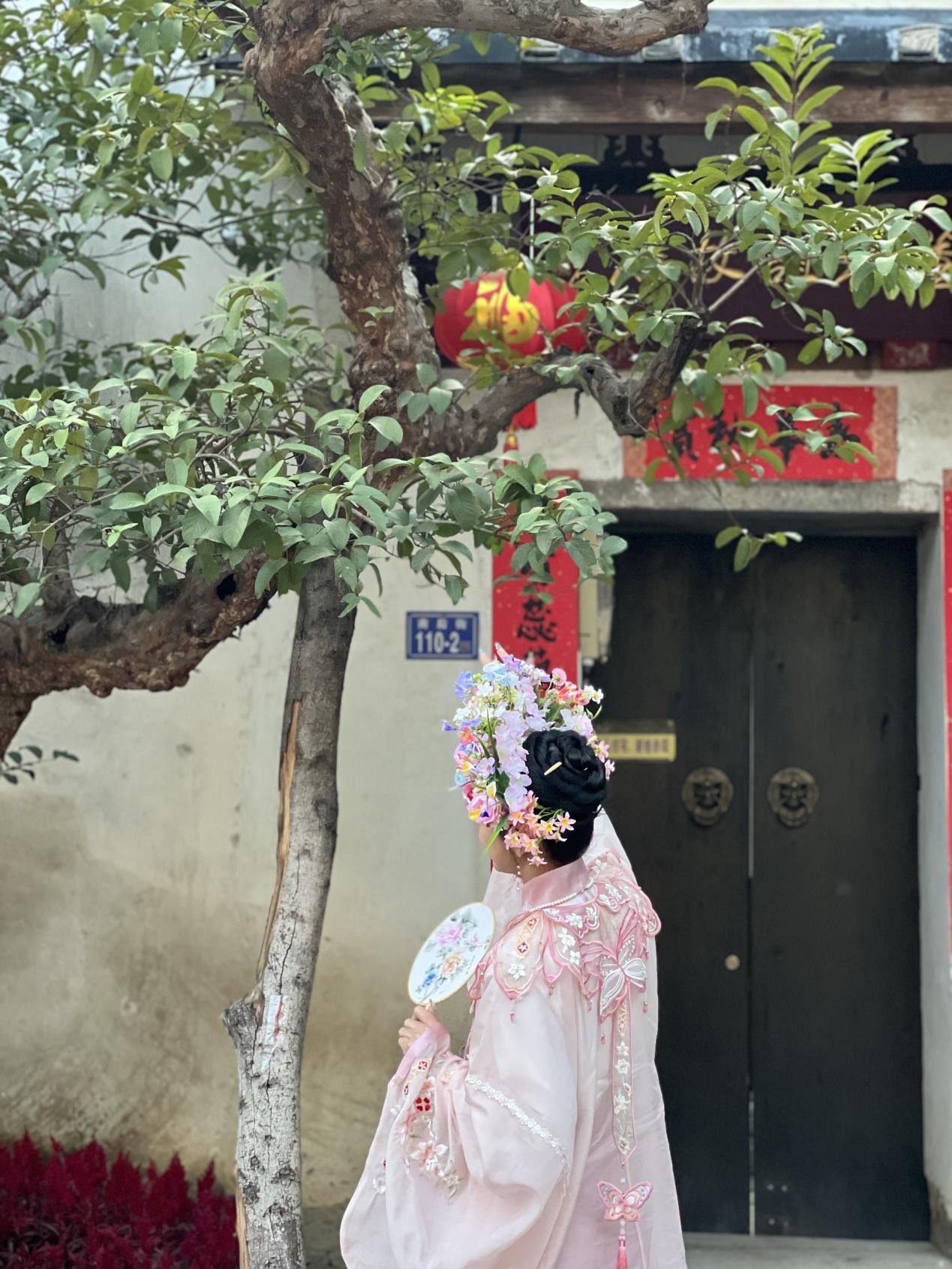 福建泉州，頭戴簪花的游客正拍照留念。人民網(wǎng) 歐陽(yáng)易佳攝