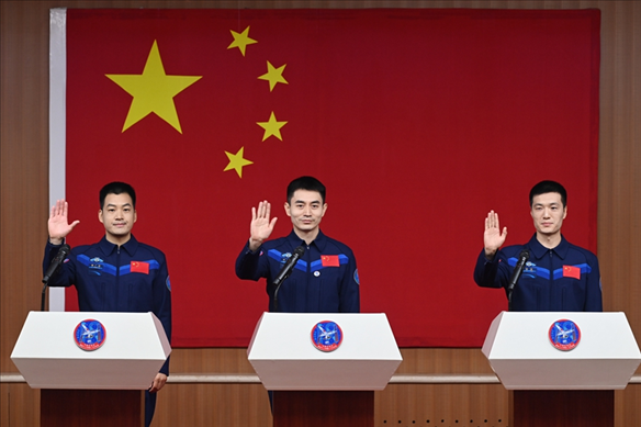2024年月24日，神舟十八號(hào)載人飛行任務(wù)航天員葉光富（中）、李聰（右）、李廣蘇在酒泉衛(wèi)星發(fā)射中心問(wèn)天閣與媒體記者集體見(jiàn)面。