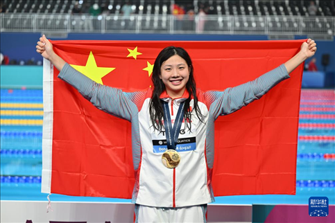 2024年2月13日，2024年世界游泳錦標(biāo)賽游泳項(xiàng)目女子100米蛙泳決賽在卡塔爾多哈舉行。圖為冠軍中國(guó)選手唐錢婷在頒獎(jiǎng)儀式后慶祝。新華社記者 薛宇舸 攝