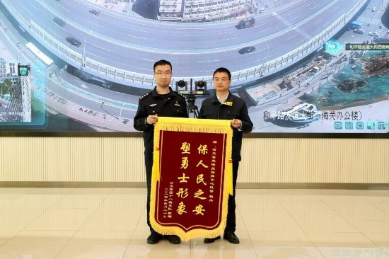 公交車上他一聲大吼！魏杰，好樣的！
