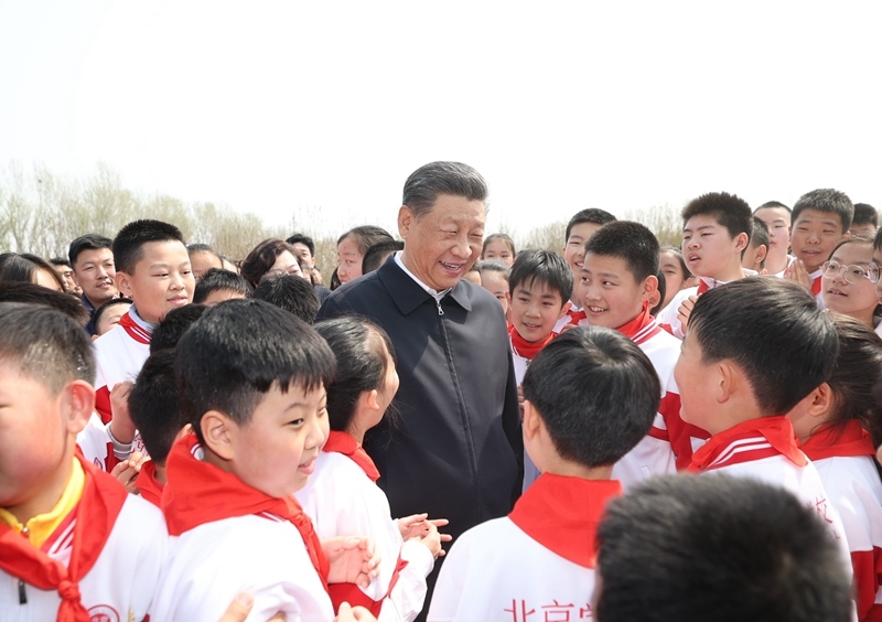 △4月3日，習(xí)近平總書記來到北京市通州區(qū)潞城鎮(zhèn)參加首都義務(wù)植樹活動。這是總書記同少先隊(duì)員在一起。