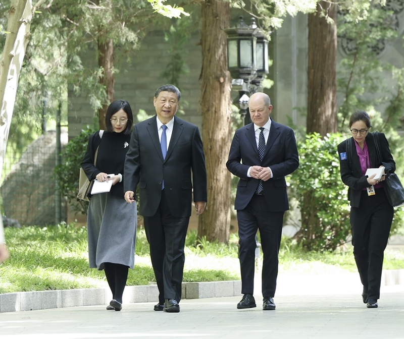△4月16日，習(xí)近平主席在北京釣魚臺國賓館會見德國總理朔爾茨。這是習(xí)近平主席同朔爾茨總理一起散步。