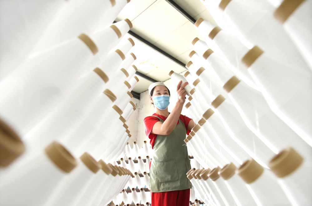 2024年5月1日，工人在山東省淄博市沂源縣悅莊工業(yè)園一玻纖企業(yè)整理加工的產(chǎn)品。新華社發(fā)（趙東山攝）