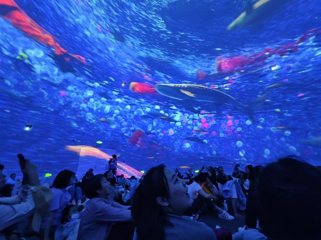 “五一”期間，游客在天津極地海洋公園科技館體驗(yàn)?zāi)ХêＱ蟆Ｈ嗣窬W(wǎng)記者 喬業(yè)瓊攝