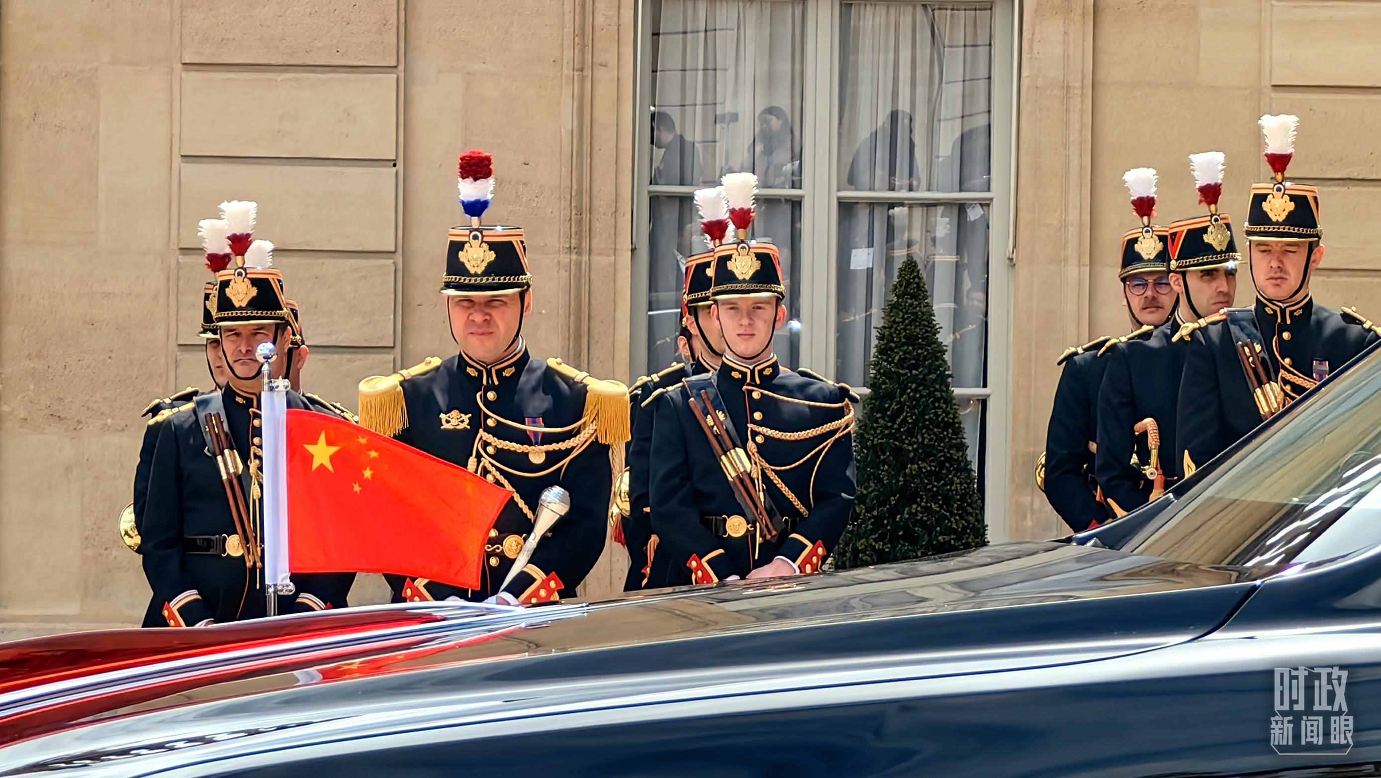 △習(xí)主席乘車抵達(dá)愛麗舍宮。（總臺(tái)央視記者段德文拍攝）