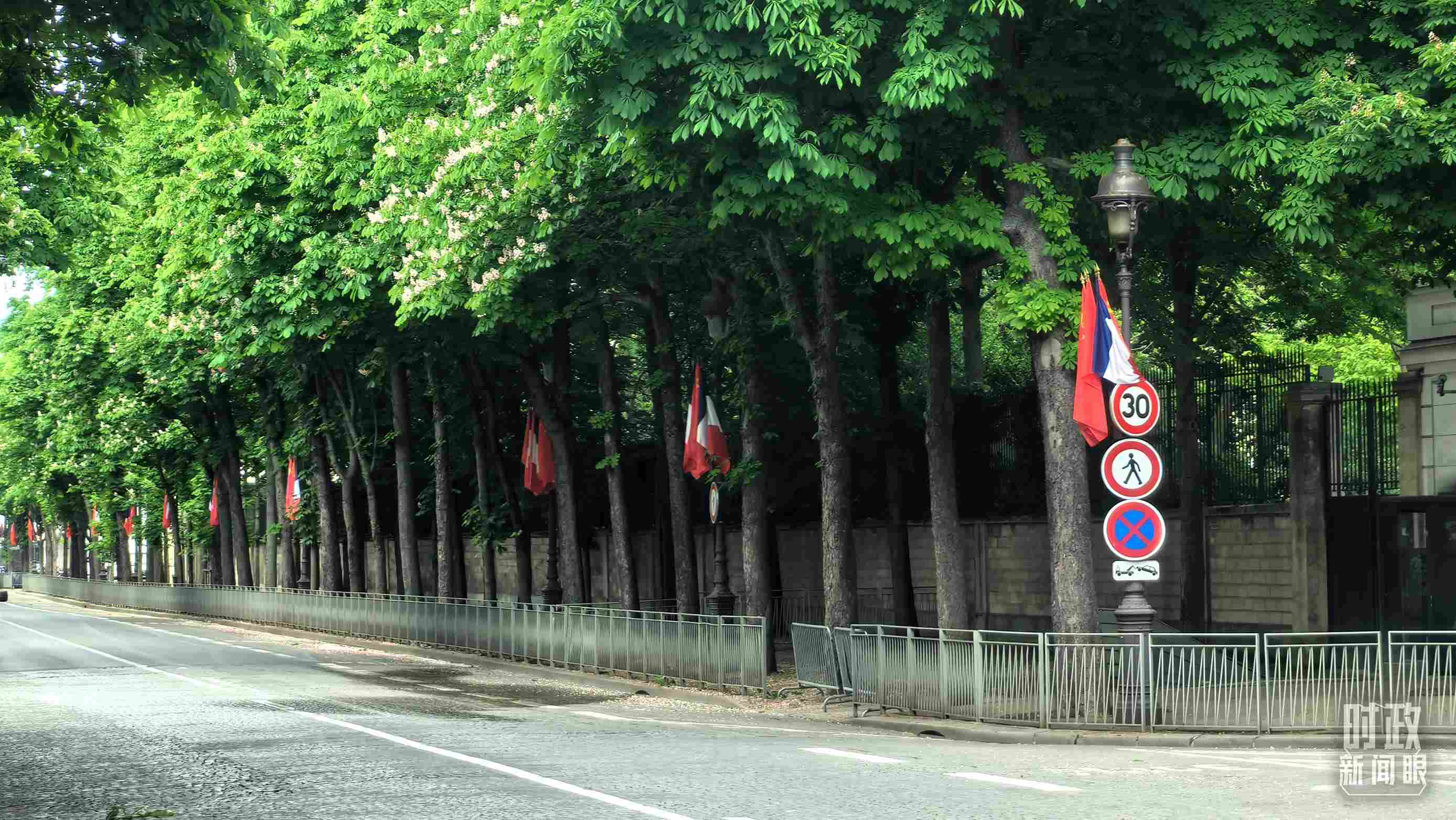 △巴黎道路兩側(cè)懸掛中法兩國(guó)國(guó)旗。（總臺(tái)央視記者鄂介甫拍攝）