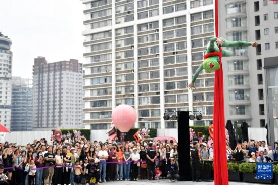 5月7日，演員在長(zhǎng)沙國(guó)金中心表演木偶劇。新華社記者 陳振海 攝