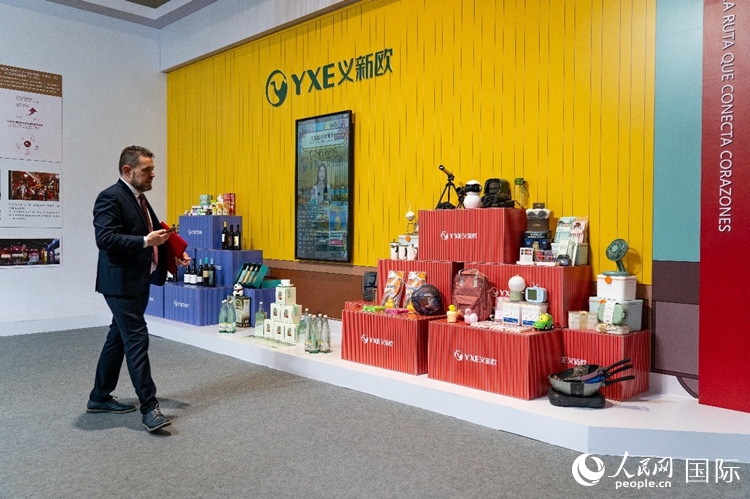 “義新歐”中歐班列（義烏—馬德里）開行十周年成果展上展出班列運(yùn)送的各類商品。大衛(wèi)·阿瑪爾攝