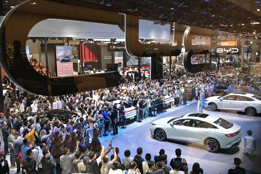 5月4日，參觀者在2024北京車(chē)展比亞迪品牌展臺(tái)參觀。新華社記者 尹棟遜 攝
